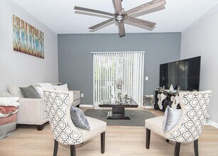 350 Crestwood Cir in Royal Palm Beach, FL - Building Photo - Building Photo