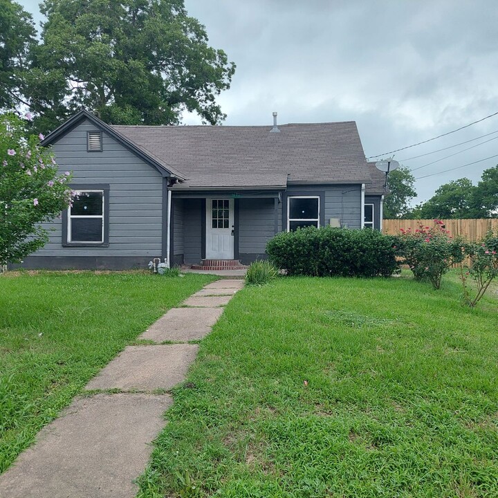 1020 W 12th St in Bonham, TX - Building Photo
