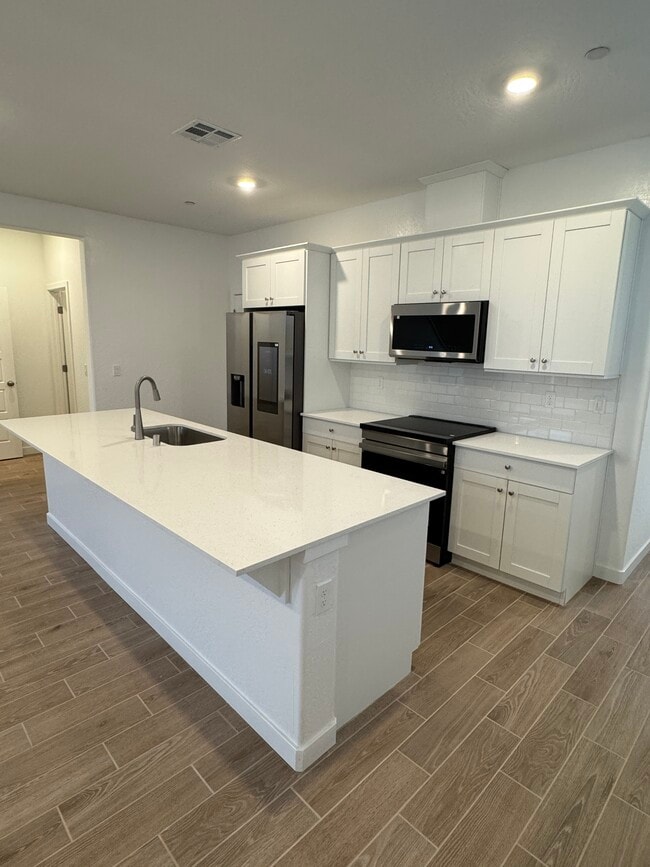 1137 Granite Dr in Madera, CA - Building Photo - Building Photo