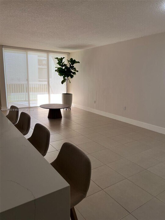 4866 NW 97th Ct in Doral, FL - Building Photo