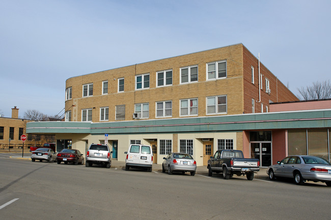 230 W Lyon St in Marshall, MN - Building Photo - Building Photo