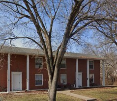 671 5th St in Carlyle, IL - Building Photo
