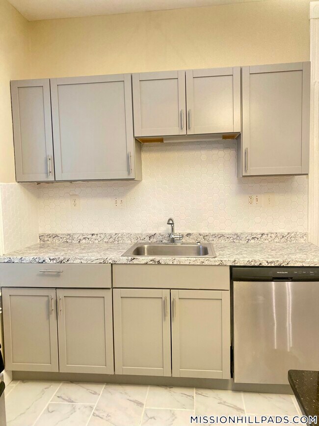 10 Bucknam St in Boston, MA - Foto de edificio - Building Photo