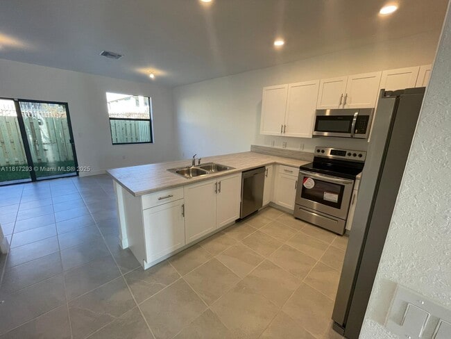 805 NE 211th St in North Miami Beach, FL - Building Photo - Building Photo