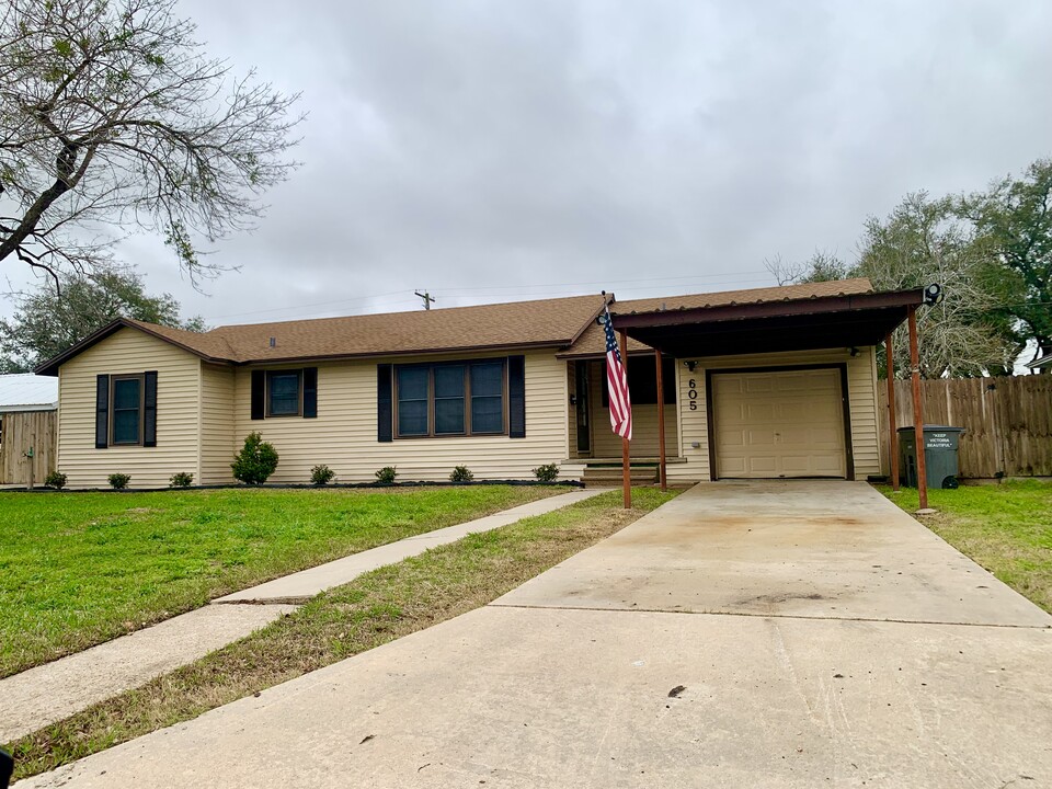 605 E Mistletoe Ave in Victoria, TX - Building Photo