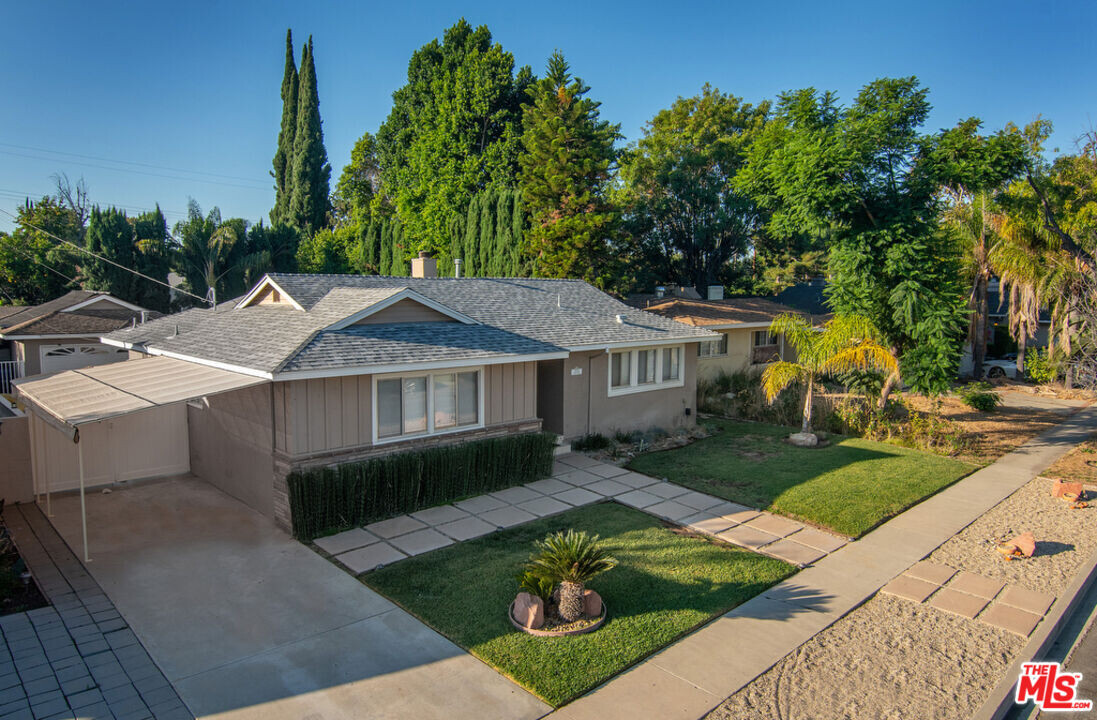 19210 Sylvan St in Los Angeles, CA - Building Photo