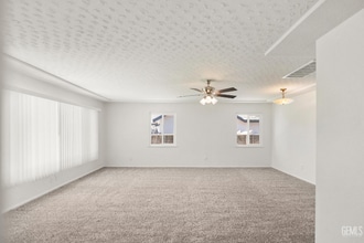 1018 Chester Pl in Bakersfield, CA - Building Photo - Building Photo