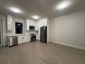 629 4th St E in North Vancouver, BC - Building Photo - Building Photo