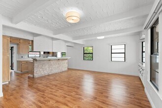6111 W 75th St in Los Angeles, CA - Building Photo - Building Photo