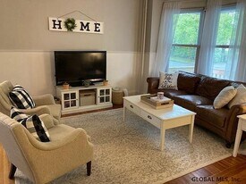 10 Farm St in Troy, NY - Building Photo