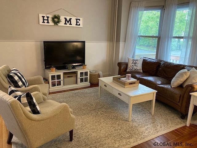 property at 10 Farm St