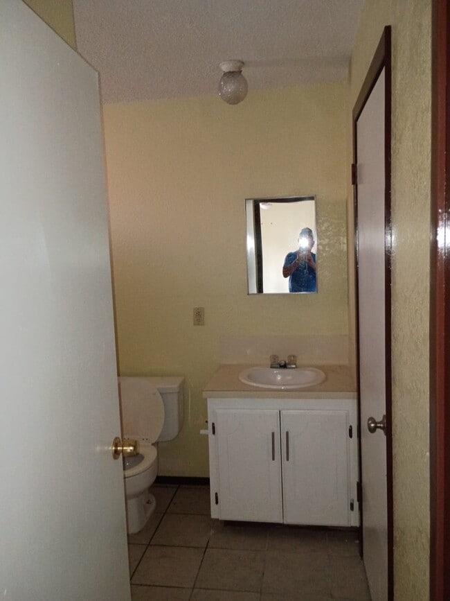 805 W 24th St, Unit 2 in Mission, TX - Foto de edificio - Building Photo