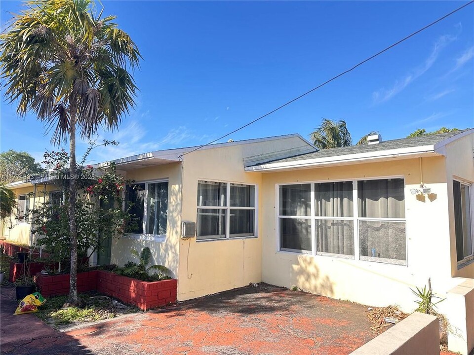 1727 McKinley St in Hollywood, FL - Building Photo
