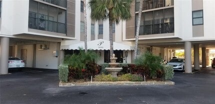 10355 Paradise Blvd in Treasure Island, FL - Foto de edificio - Building Photo