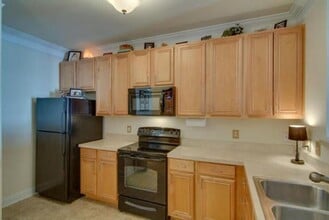 2244 Ashley Crossing Dr in Charleston, SC - Building Photo - Building Photo