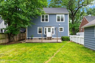 121 N Hubbards Ln in Louisville, KY - Building Photo - Building Photo