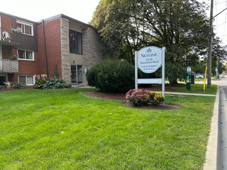 Queenston Apartments in Cambridge, ON - Building Photo