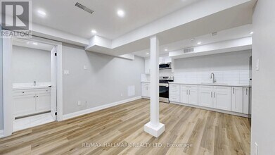 6384 Plowmans Heath in Mississauga, ON - Building Photo - Building Photo