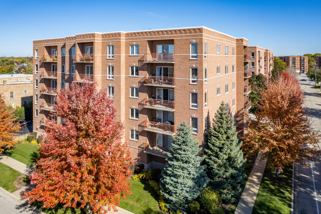 Meridian East in Des Plaines, IL - Foto de edificio