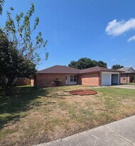 10102 Barmont Dr in La Porte, TX - Building Photo