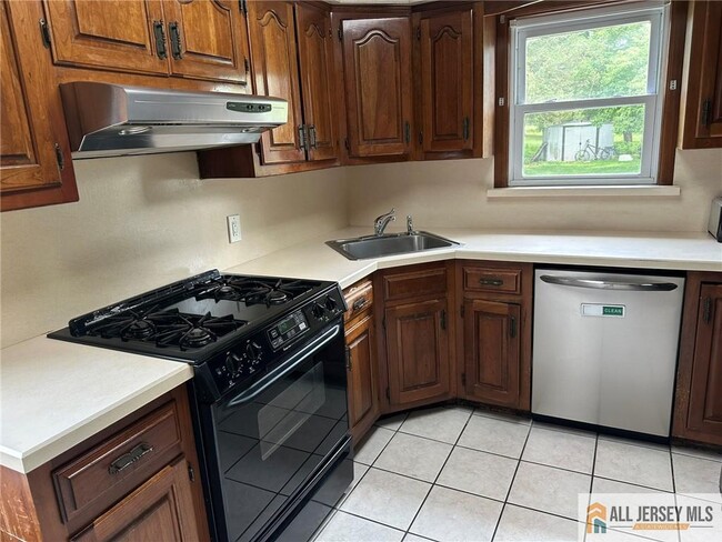 351 Metlars Ln in Piscataway, NJ - Building Photo - Building Photo