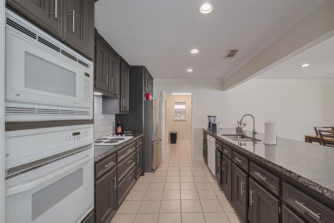 24 Champions Colony E in Houston, TX - Building Photo
