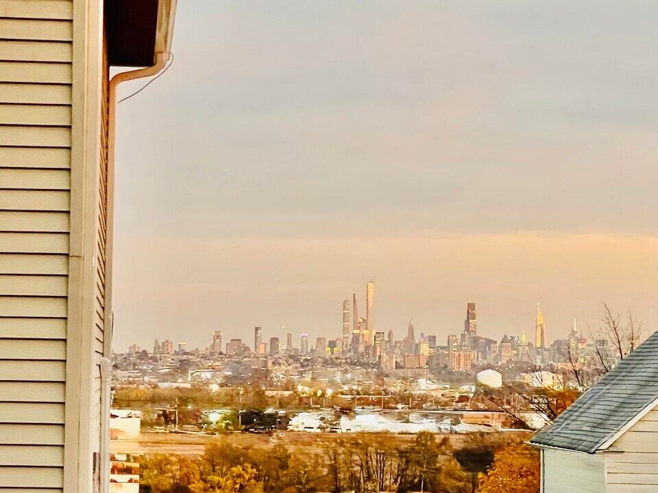 724 6th St in Carlstadt, NJ - Building Photo