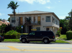 Phoe-Herbet Apartments in Miami Beach, FL - Building Photo - Building Photo