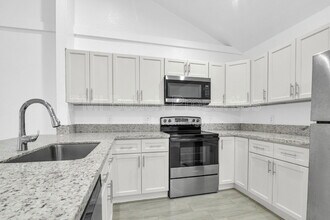 13998 Folkestone Cir in Wellington, FL - Building Photo - Building Photo