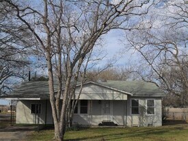 1409 W San Antonio St in Lockhart, TX - Building Photo