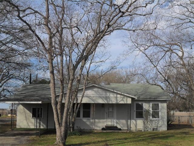 1409 W San Antonio St in Lockhart, TX - Building Photo