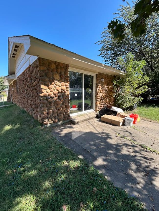9316 NE Stardust Ln in Midwest City, OK - Foto de edificio - Building Photo
