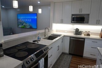 375D Haleloa Pl in Honolulu, HI - Building Photo - Building Photo