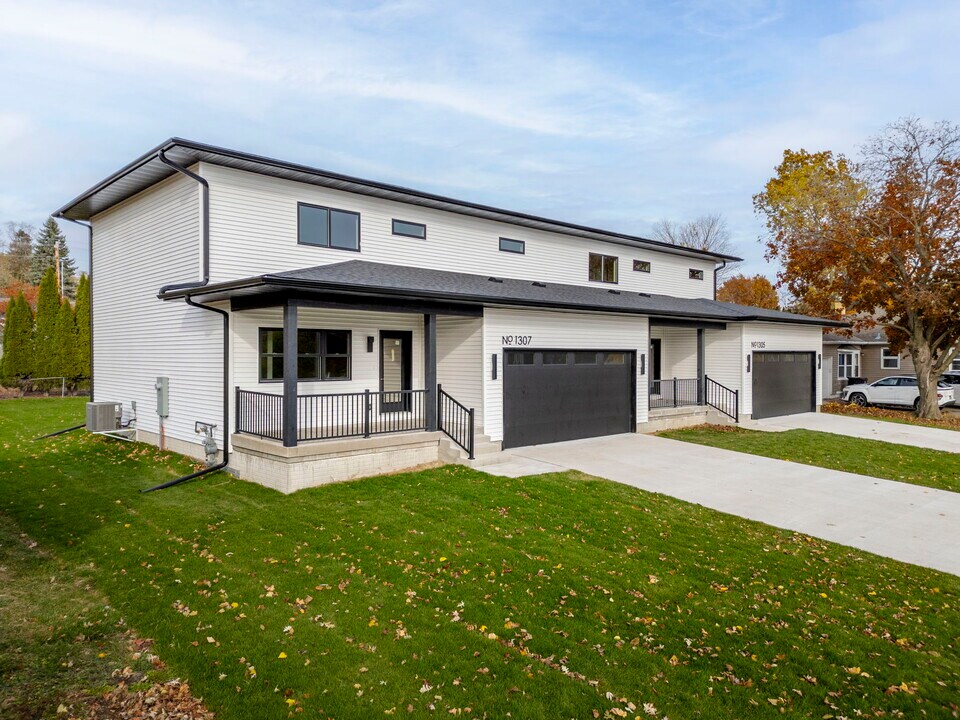 1305 W 19th St in Cedar Falls, IA - Foto de edificio