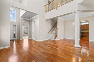37 Delmore Dr in Kendall Park, NJ - Building Photo - Building Photo