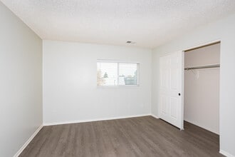 Dover Commons Apartments in Lakewood, CO - Foto de edificio - Building Photo