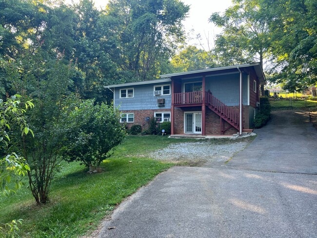 property at 8 Vine Ln