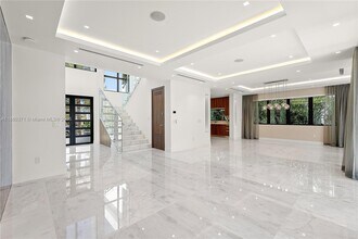 1311 Stillwater Dr in Miami Beach, FL - Foto de edificio - Building Photo