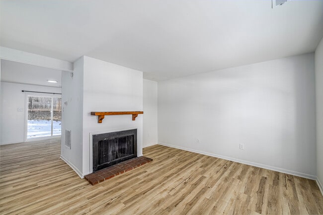 Hollymead Square Townhomes in Charlottesville, VA - Foto de edificio - Interior Photo