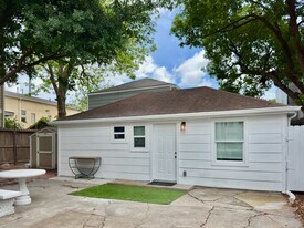 2413 Woodhead St in Houston, TX - Building Photo