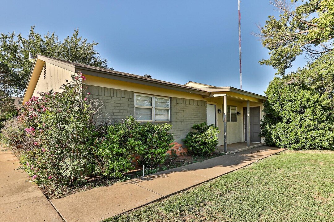 7402 Avenue W in Lubbock, TX - Foto de edificio