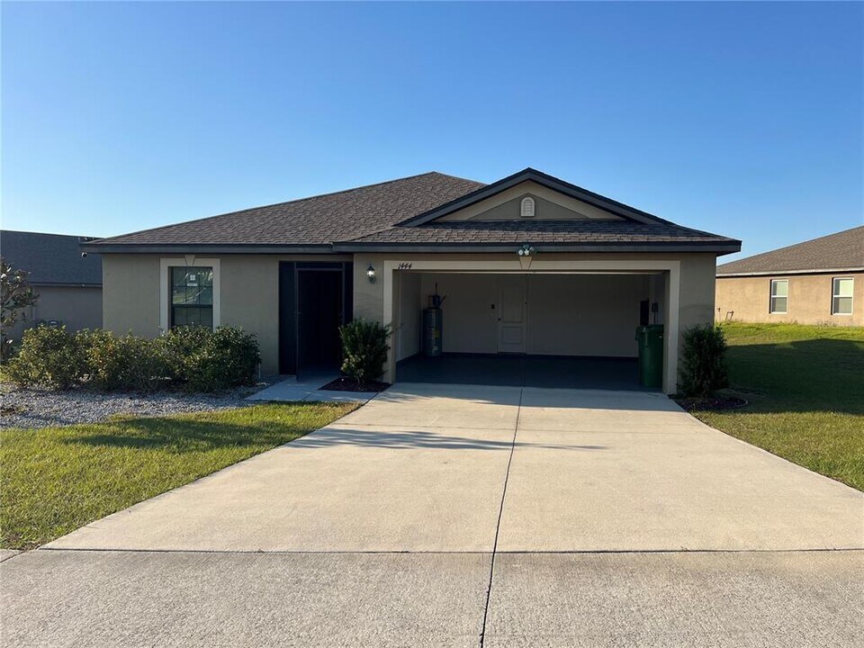 1444 Swan Lake Cir in Dundee, FL - Building Photo