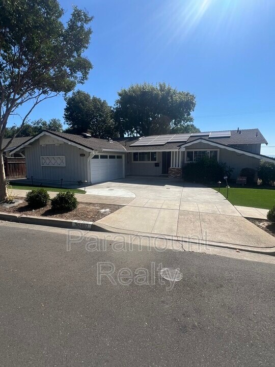 30407 Treeview St in Hayward, CA - Foto de edificio