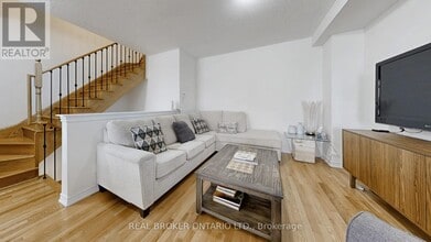 17 Blackpool Ln in East Gwillimbury, ON - Building Photo - Building Photo