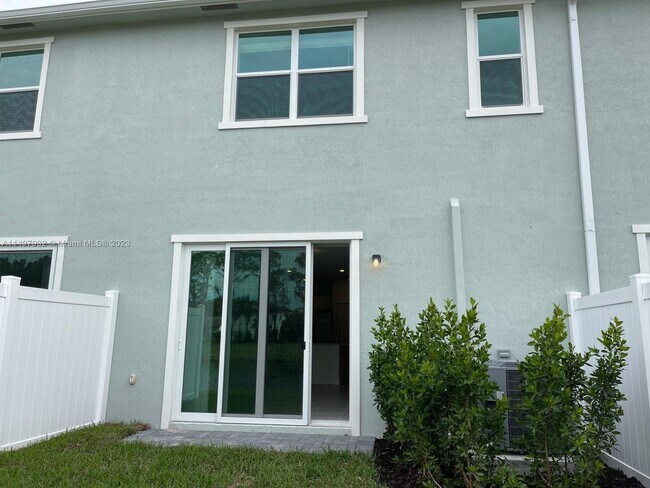 5423 Flannigan Wy in Greenacres, FL - Building Photo - Building Photo