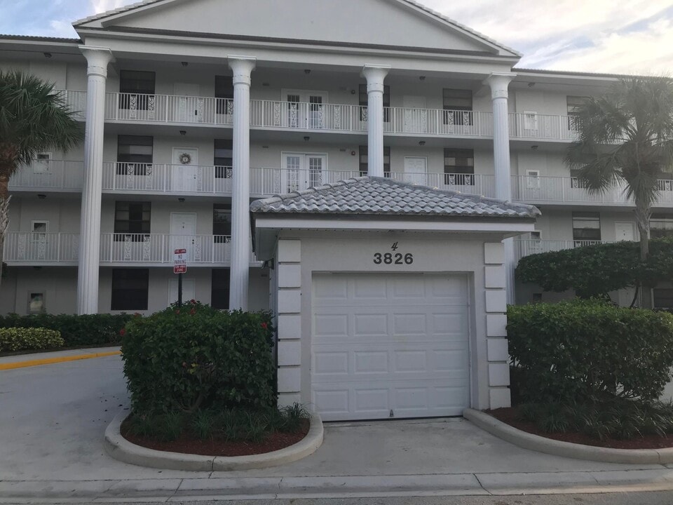3826 Whitehall Dr, Unit 304 in West Palm Beach, FL - Building Photo