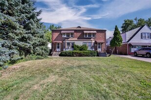 660 Cleveland Dr, Unit 4B Upper in Cheektowaga, NY - Building Photo