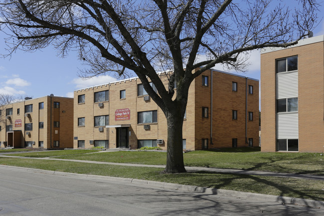 921 18 1/2 St S in Moorhead, MN - Foto de edificio - Building Photo