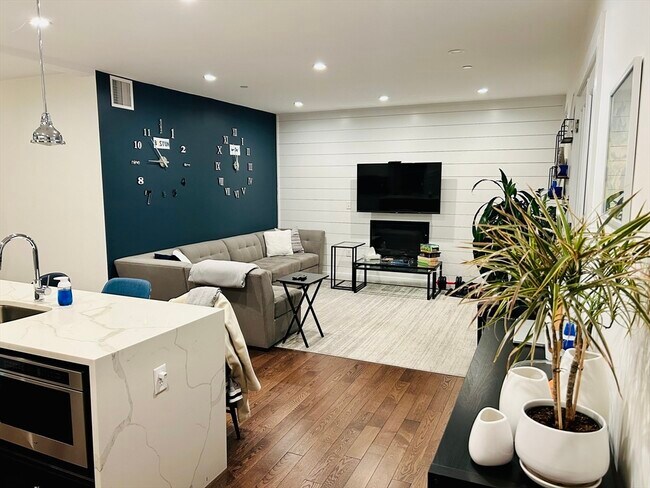 213 E Eagle St, Unit #6 in Boston, MA - Building Photo - Building Photo