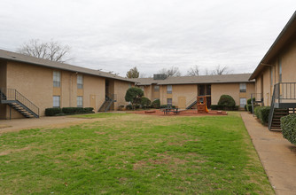 Woodwind Apartments in Arlington, TX - Building Photo - Building Photo